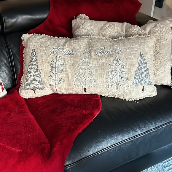 Two holiday winter accent pillows - Picture 2 of 14